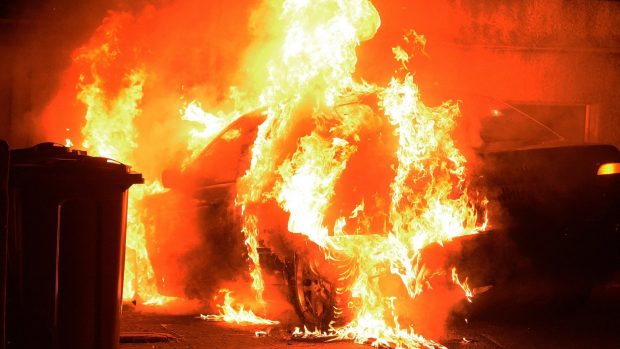 Patru autoturisme au fost distruse complet într-un incendiu din Arad. Fațada unui bloc și alte patru mașini, deteriorate de flăcări | VIDEO