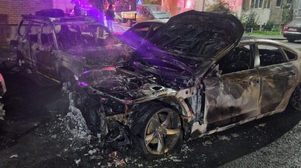 Bărbatul care a incendiat patru mașini în Arad a fost arestat, iar complicele reținut. De unde a pornit scandalul