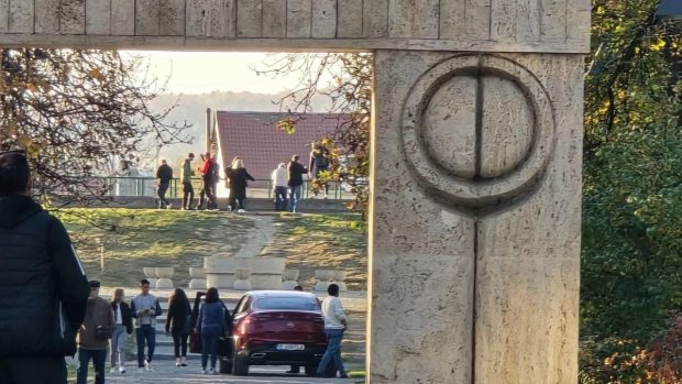 O șoferiță din București a intrat cu bolidul pe sub Poarta Sărutului și a parcat lângă Masa Tăcerii. Amenda dată de polițiști