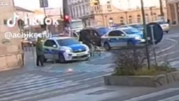 Polițistul din Cluj care circula pe trotuar cu o autospecială folosea abuziv mijloacele sonore și luminoase. Ce sancțiune a primit
