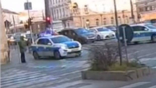 Anchetă la Cluj, după ce o mașină de poliție a fost filmată în timp ce circula pe trotuar | VIDEO