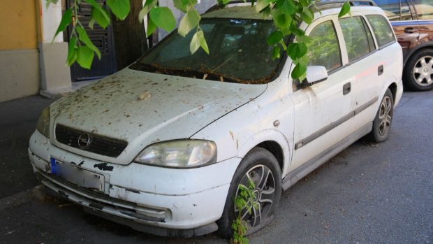Un fost chiriaș din Cluj-Napoca și-a abandonat mașina în curtea proprietarului. „Ce posibilități am pentru a o scoate de acolo?”