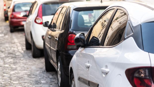 Locuitorii din Cluj, supărați pe oamenii care își parchează mașinile pe trotuare, în timpul slujbelor bisericești: „Debandadă totală”