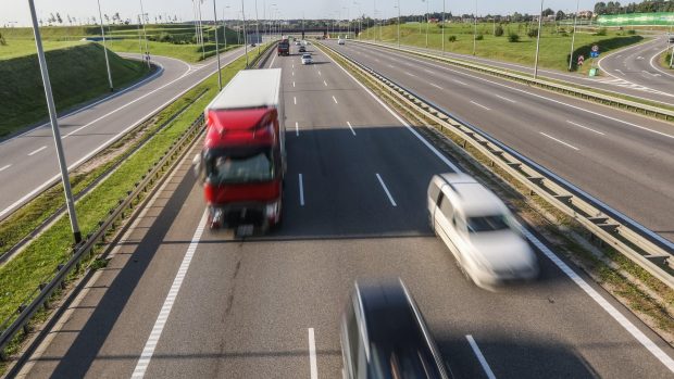 Un șofer de TIR a fost dat pe mâna poliției de patronul firmei pentru care lucra, la trei zile după ce a ucis un om pe șosea și a fugit, în Germania