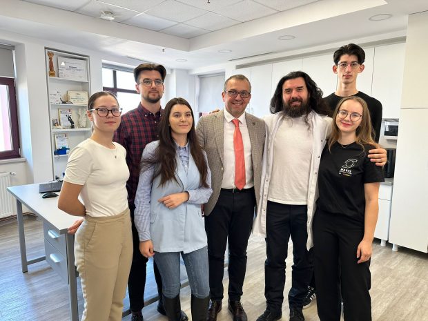Cea mai mică inimă artificială din lume, creată la Iași, a fost premiată la competiția mondială HeartHackathon din Japonia