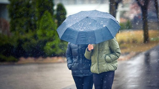 Val de aer polar în România, temperaturi cu 10 grade Celsius mai mici decât normalul perioadei. Coduri galbene de ninsori viscolite și ploi | Hartă