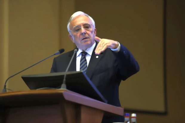Isărescu, despre recesiune: „mergem pe o gheață destul de subțire”. Mai puține ieșiri în oraș, haine, vacanțe; investițiile trebuie să compenseze scăderea consumului