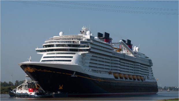 Noua navă de croazieră, Disney Treasure, a salvat pasagerii unui vas care se scufunda