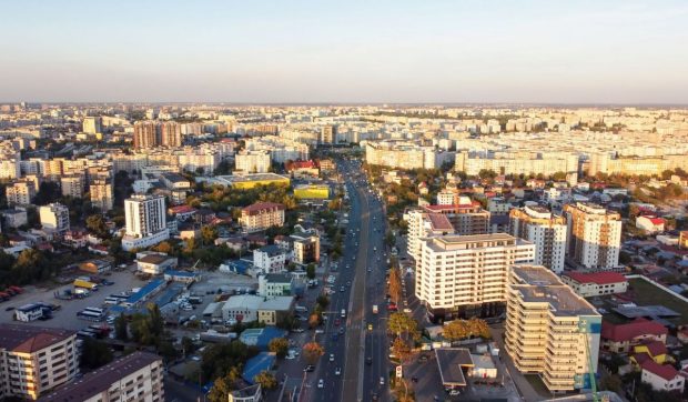 Cum arată cea mai ieftină casă din București? O găsești în zona Viilor și dacă o cumperi, împarți curtea cu alți patru proprietari