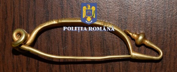 O broșă din aur, despre care se crede că face parte din patrimoniul național, scoasă la vânzare pe internet