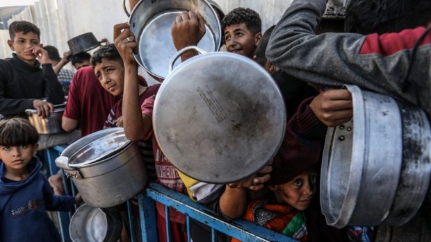 Aproape 100 de camioane de ajutor ONU care transportau alimente au fost jefuite în Gaza. Atacate cu grenade
