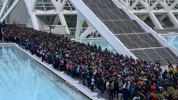 Imagini impresionante la Valencia, unde 100.000 de oameni stau la coadă ca să se înscrie pe lista voluntarilor și să ajute după inundațiile din Spania | VIDEO