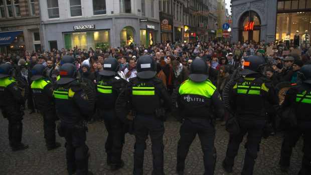 Noi revolte antisemite la Amsterdam. Momentul în care un tramvai este incendiat | VIDEO  