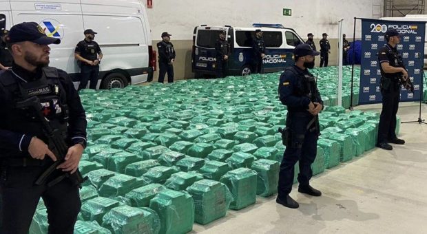 Video cu momentul în care sunt găsite aproape 20 de milioane de euro în pereții casei șefului poliției antifraudă din Madrid