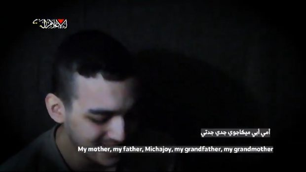 Un nou clip video cu un ostatic reţinut în Gaza, difuzat de Hamas. Tânărul plânge și le cere lui Donald Trump și Netanyahu ajutorul