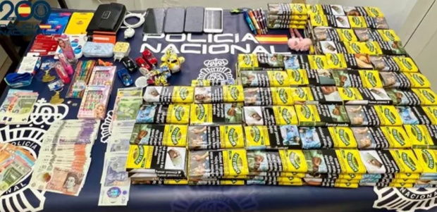 Trei români au fost arestați după ce au furat țigări de peste 2.000 de euro dintr-un magazin de pe Aeroportul Menorca