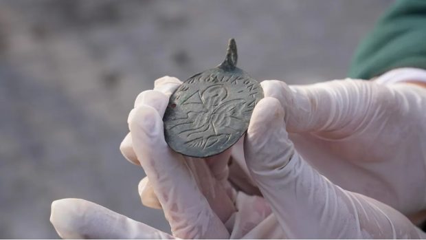 O amuletă veche de 1.600 de ani, cu regele Solomon care îl învinge pe diavol, a fost descoperită în Turcia