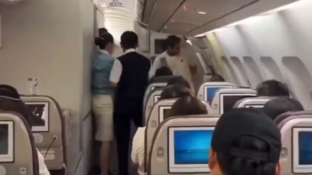 Panică la bordul unui avion care se îndrepta spre Coreea de Sud, după ce un pasager a încercat să deschidă ușa de urgență | VIDEO