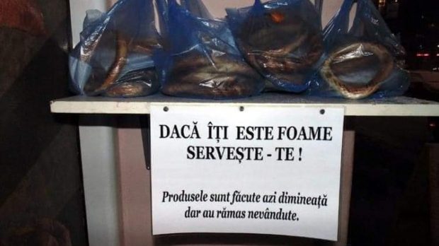 Proprietarul unei patiserii din Brăila lasă seara pungi cu produse în faţa magazinului: „Dacă îţi este foame, servește-te!”