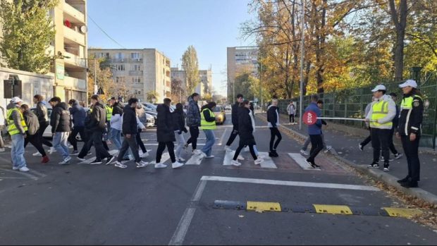Elevii din Galați, învățați să traverseze corect strada de patrulele școlare, care reapar în oraș