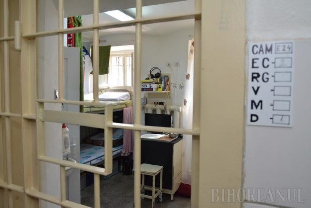 Un deținut de la Penitenciarul Oradea a distrus televizorul cu o coadă de mătură, după ce s-a certat cu colegul de celulă pentru programul favorit