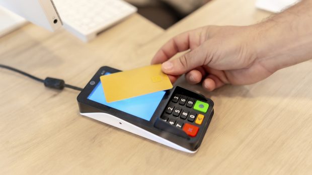 Comercianții nu mai au obligația de a elibera bon fiscal la plățile cu cardul, conform unui proiect de lege