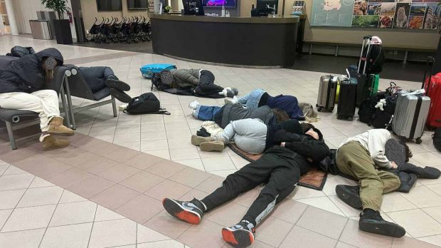 Peste 200 de români au rămas blocați într-un aeroport din Suedia aproape 24 de ore: „Ne-au spus «Descurcați-vă»”