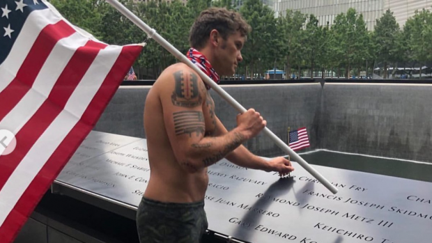 „Doamnelor și domnilor, noul secretar de stat al Apărării”. Pete Hegseth, pozat în șort de baie, înainte să se arunce în râul Hudson