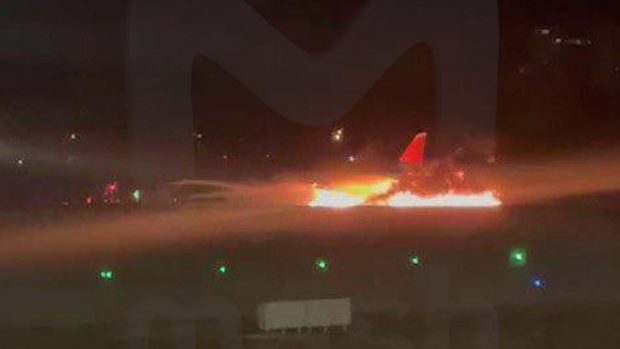 Un avion rusesc Suhoi Superjet 100 a luat foc pe pista aeroportului din Antalya
