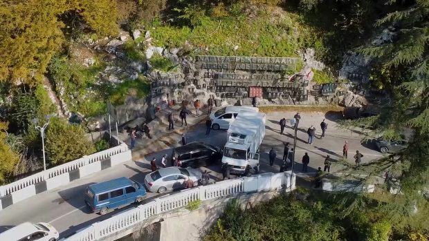 Proteste antiruse în regiunea separatistă Abhazia. Poarta parlamentului local, dărâmată cu un camion | VIDEO