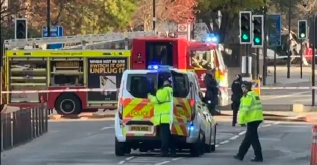Un colet suspect a fost detonat în fața ambasadei americane din Londra