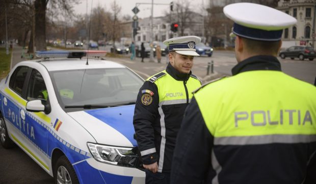 Trei bărbați din București au fost arestați, după ce li s-a părut că un tânăr s-a uitat „cu interes” la o femeie în mall
