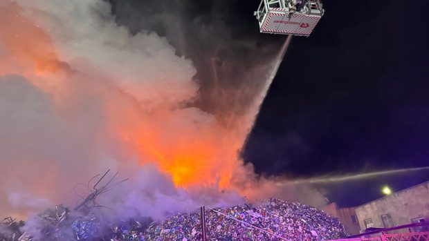 Pompierii din Constanța au stins după 12 ore un incendiu izbucnit în Portul Murfatlar. Au ars 300 de tone de deșeuri