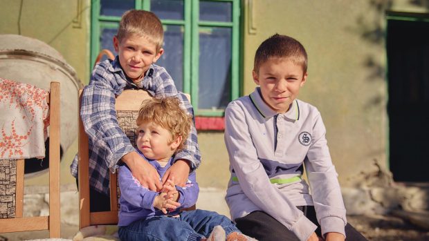 8% dintre românii de la ţară au ales să întrerupă școala temporar sau definitiv pentru unul sau mai mulţi copii