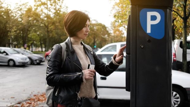 Primăria București a modificat numărul de telefon la care se poate achita plata parcării prin SMS