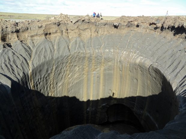 Craterele misterioase apărute în urma unor explozii în Siberia, acum 10 ani, au fost în sfârșit explicate