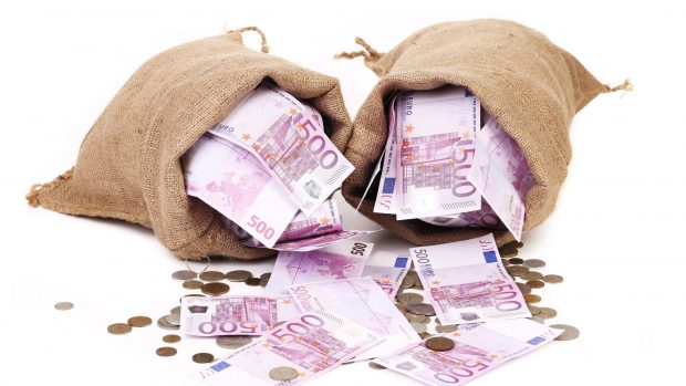 Averea uriașă a directorilor din Craiova prinși cu sute de mii de euro cash în case, în timpul perchezițiilor