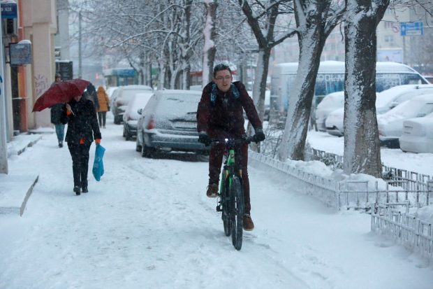 Imagini din mai multe județe din România, din timpul ninsorii. În multe zone traficul a fost îngreunat