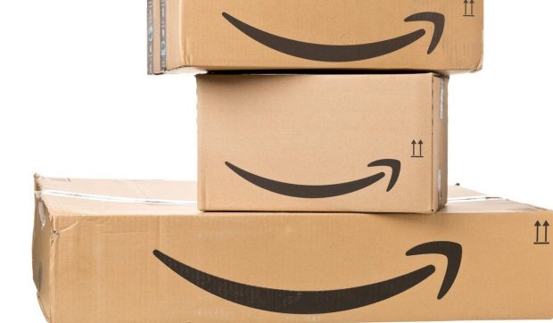 Tânăr curier de la Amazon, dat afară pentru că n-a reușit să livreze 150 de colete în șase ore