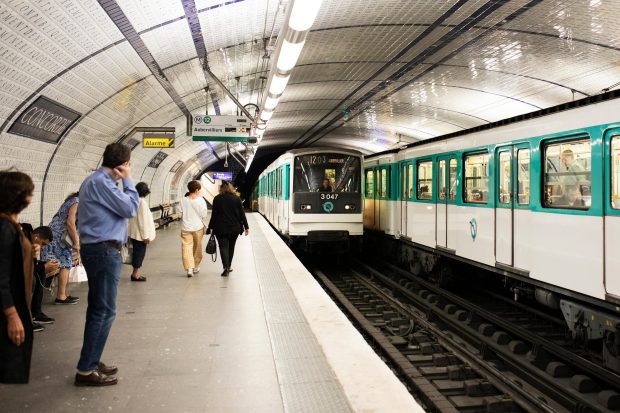 Bătaie cu toporul într-un tren din zona Parisului: patru răniți, unul dintre ei și-a pierdut mâna