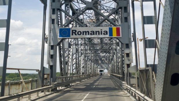 Traficul rutier pe Podul Prieteniei, oprit pentru toate categoriile de mașini, din cauza unor lucrări. Poliția recomandă șoferilor să își reconfigureze traseul