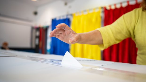 Reacții din presa internațională după primul tur al alegerilor prezidențiale din România: „Atât Simion, cât şi Lasconi sunt populari printre românii din străinătate” 
