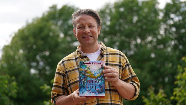 Bucătarul Jamie Oliver retrage de la vânzare cartea sa pentru copii după ce a fost criticat de comunitatea indigenă din Australia 