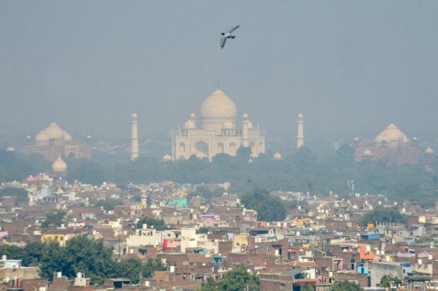 New Delhi a fost transformat în cel mai poluat oraş din lume. Indienii au sfidat interdicția privind artificiile la festivalul Diwali