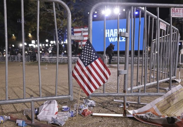 Gunoaie și steaguri abandonate. Imagini din locul în care Kamala Harris ar fi trebuit să-și susțină discursul de după vot