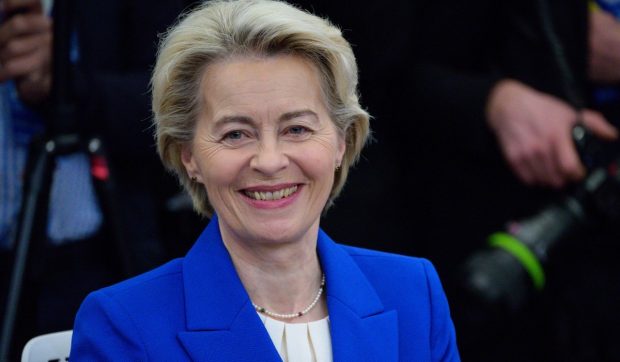 Ursula von der Leyen a oferit asistență medicală unui pasager în timpul unui zbor