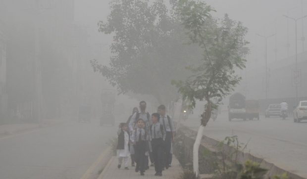 Niveluri record de smog toxic în Pakistan și India: Imaginile din satelit dezvăluie amploarea poluării