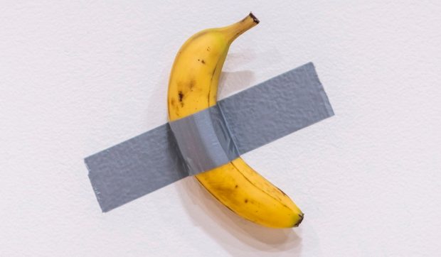O banană lipită cu bandă adezivă de un perete alb, o instalație a artistului Maurizio Cattelan, a fost vândută la licitație pentru 6,2 milioane de dolari