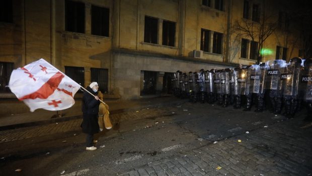 Guvernul din Georgia a amânat până în 2028 negocierile de aderare la UE și poliția a tras cu gaze lacrimogene în protestatari | VIDEO