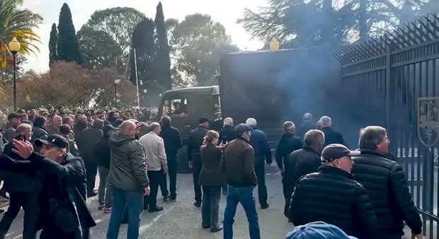 Liderul prorus al regiunii separatiste georgiene Abhazia a demisionat pe fondul protestelor antiruse. Reacția Moscovei
